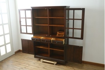 中古　北海道民芸家具　和洋どちらの空間にも取り入れやすいキャビネット　(R-088131)