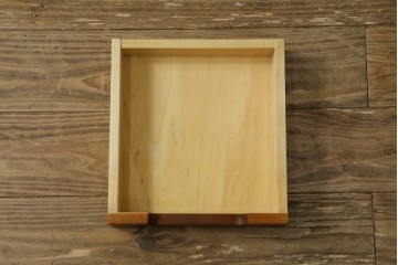 《台輪取り付け加工費込み》　中古　北海道民芸家具　すっきりとした格子ガラス扉のサイドボード　(R-088132)