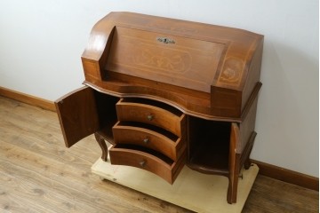 中古　イタリア　高級輸入家具　象嵌入り　曲線美が優雅なライティングビューロー　(R-088137)