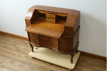 中古　イタリア　高級輸入家具　象嵌入り　曲線美が優雅なライティングビューロー　(R-088137)