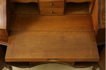 中古　イタリア　高級輸入家具　象嵌入り　曲線美が優雅なライティングビューロー　(R-088137)