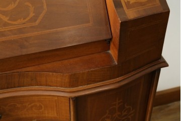 中古　イタリア　高級輸入家具　象嵌入り　曲線美が優雅なライティングビューロー　(R-088137)