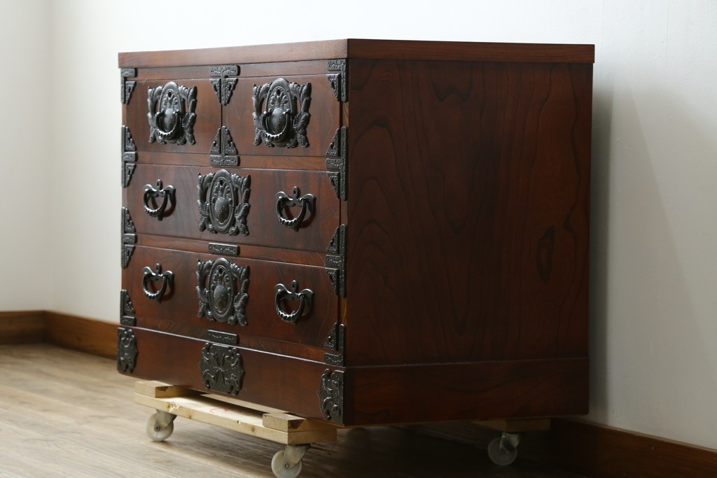中古　美品　岩谷堂箪笥　重厚な金具が目を引く衣装箪笥　(R-088139)