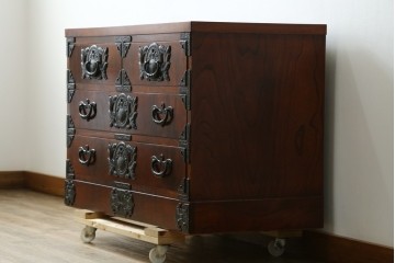 中古　美品　岩谷堂箪笥　重厚な金具が目を引く衣装箪笥　(R-088139)