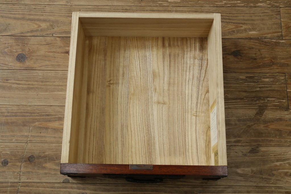 中古　美品　岩谷堂箪笥　重厚な金具が目を引く衣装箪笥　(R-088139)