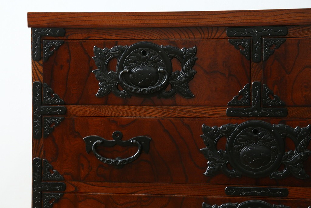 中古　美品　岩谷堂箪笥　重厚な金具が目を引く衣装箪笥　(R-088139)