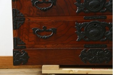 中古　美品　岩谷堂箪笥　重厚な金具が目を引く衣装箪笥　(R-088139)