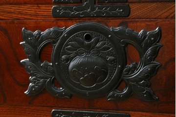 中古　美品　岩谷堂箪笥　重厚な金具が目を引く衣装箪笥　(R-088139)