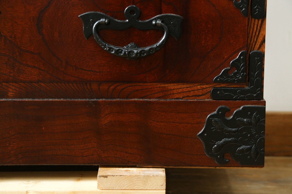 中古　美品　岩谷堂箪笥　重厚な金具が目を引く衣装箪笥　(R-088139)
