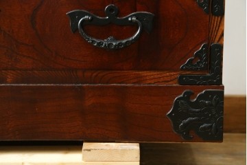 中古　美品　岩谷堂箪笥　重厚な金具が目を引く衣装箪笥　(R-088139)