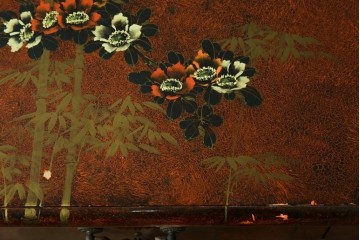 アジアンヴィンテージ　シノワズリ様式　花鳥図が華やかなオリエンタルデザインのサイドボード　(R-088140)