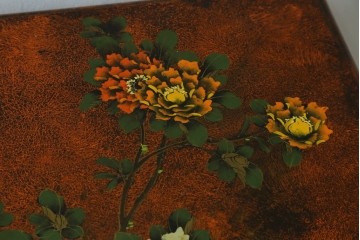 アジアンヴィンテージ　シノワズリ様式　花鳥図が華やかなオリエンタルデザインのサイドボード　(R-088140)