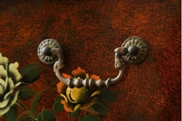 アジアンヴィンテージ　シノワズリ様式　花鳥図が華やかなオリエンタルデザインのサイドボード　(R-088140)