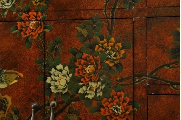 アジアンヴィンテージ　シノワズリ様式　花鳥図が華やかなオリエンタルデザインのサイドボード　(R-088140)