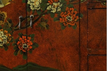 アジアンヴィンテージ　シノワズリ様式　花鳥図が華やかなオリエンタルデザインのサイドボード　(R-088140)