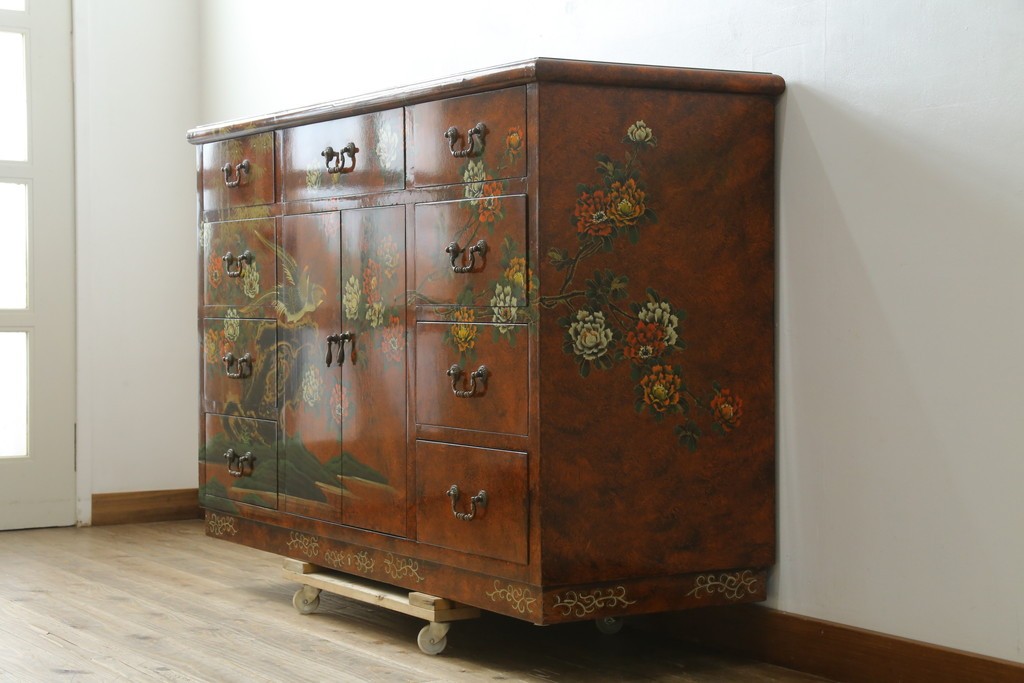 アジアンヴィンテージ　シノワズリ様式　花鳥図が華やかなオリエンタルデザインのサイドボード　(R-088140)