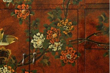 アジアンヴィンテージ　シノワズリ様式　花鳥図が華やかなオリエンタルデザインのサイドボード　(R-088140)