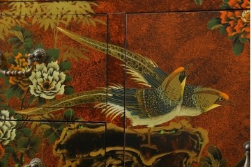 アジアンヴィンテージ　シノワズリ様式　花鳥図が華やかなオリエンタルデザインのサイドボード　(R-088140)