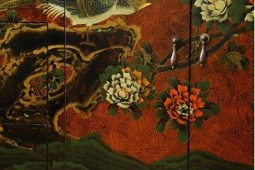 アジアンヴィンテージ　シノワズリ様式　花鳥図が華やかなオリエンタルデザインのサイドボード　(R-088140)