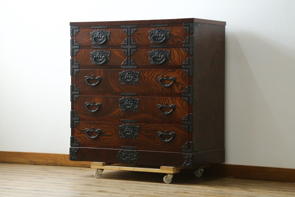 中古　美品　岩谷堂箪笥　漆塗り　美しい杢目と重厚な金具が風格を漂わせる衣装箪笥　(R-088141)