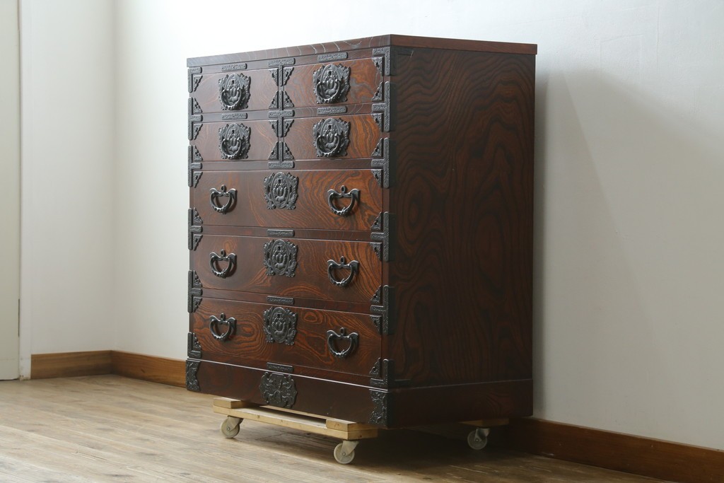 中古　美品　岩谷堂箪笥　漆塗り　美しい杢目と重厚な金具が風格を漂わせる衣装箪笥　(R-088141)