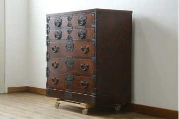 中古　美品　岩谷堂箪笥　漆塗り　美しい杢目と重厚な金具が風格を漂わせる衣装箪笥　(R-088141)