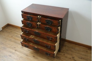 中古　美品　岩谷堂箪笥　漆塗り　美しい杢目と重厚な金具が風格を漂わせる衣装箪笥　(R-088141)