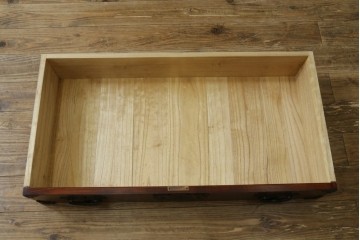中古　美品　岩谷堂箪笥　漆塗り　美しい杢目と重厚な金具が風格を漂わせる衣装箪笥　(R-088141)