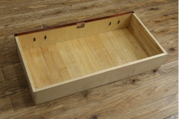 中古　美品　岩谷堂箪笥　漆塗り　美しい杢目と重厚な金具が風格を漂わせる衣装箪笥　(R-088141)