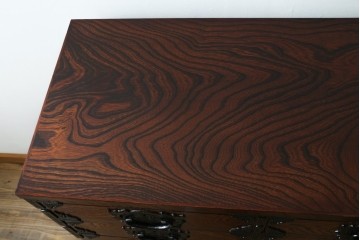 中古　美品　岩谷堂箪笥　漆塗り　美しい杢目と重厚な金具が風格を漂わせる衣装箪笥　(R-088141)