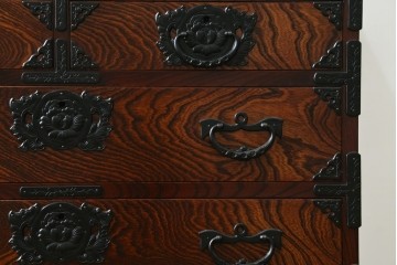 中古　美品　岩谷堂箪笥　漆塗り　美しい杢目と重厚な金具が風格を漂わせる衣装箪笥　(R-088141)
