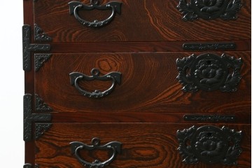 中古　美品　岩谷堂箪笥　漆塗り　美しい杢目と重厚な金具が風格を漂わせる衣装箪笥　(R-088141)