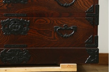 中古　美品　岩谷堂箪笥　漆塗り　美しい杢目と重厚な金具が風格を漂わせる衣装箪笥　(R-088141)