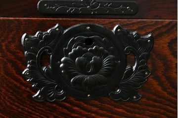 中古　美品　岩谷堂箪笥　漆塗り　美しい杢目と重厚な金具が風格を漂わせる衣装箪笥　(R-088141)