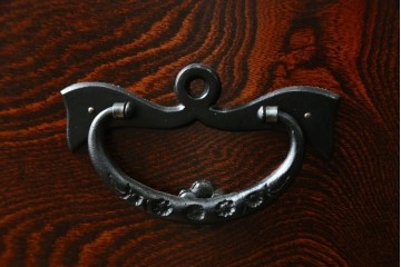 中古　美品　岩谷堂箪笥　漆塗り　美しい杢目と重厚な金具が風格を漂わせる衣装箪笥　(R-088141)