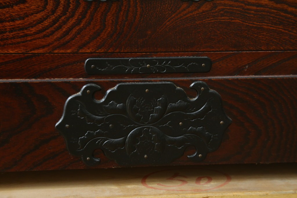 中古　美品　岩谷堂箪笥　漆塗り　美しい杢目と重厚な金具が風格を漂わせる衣装箪笥　(R-088141)