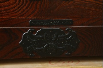 中古　美品　岩谷堂箪笥　漆塗り　美しい杢目と重厚な金具が風格を漂わせる衣装箪笥　(R-088141)