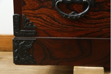 中古　美品　岩谷堂箪笥　漆塗り　美しい杢目と重厚な金具が風格を漂わせる衣装箪笥　(R-088141)