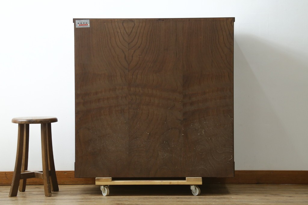 中古　美品　岩谷堂箪笥　漆塗り　美しい杢目と重厚な金具が風格を漂わせる衣装箪笥　(R-088141)