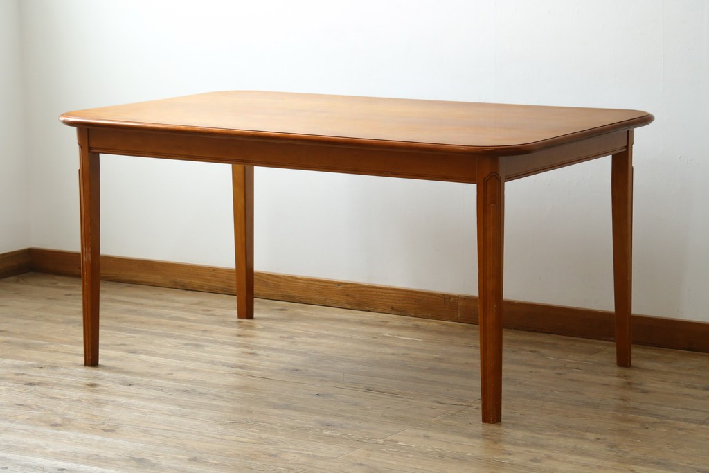 中古　横浜クラシック家具　ダニエル(Daniel)　Etranger(エトランゼ)　E-302　丸みを帯びた天板やすっきりとした脚のデザインが上品なエトランジェテーブル　(R-088142)