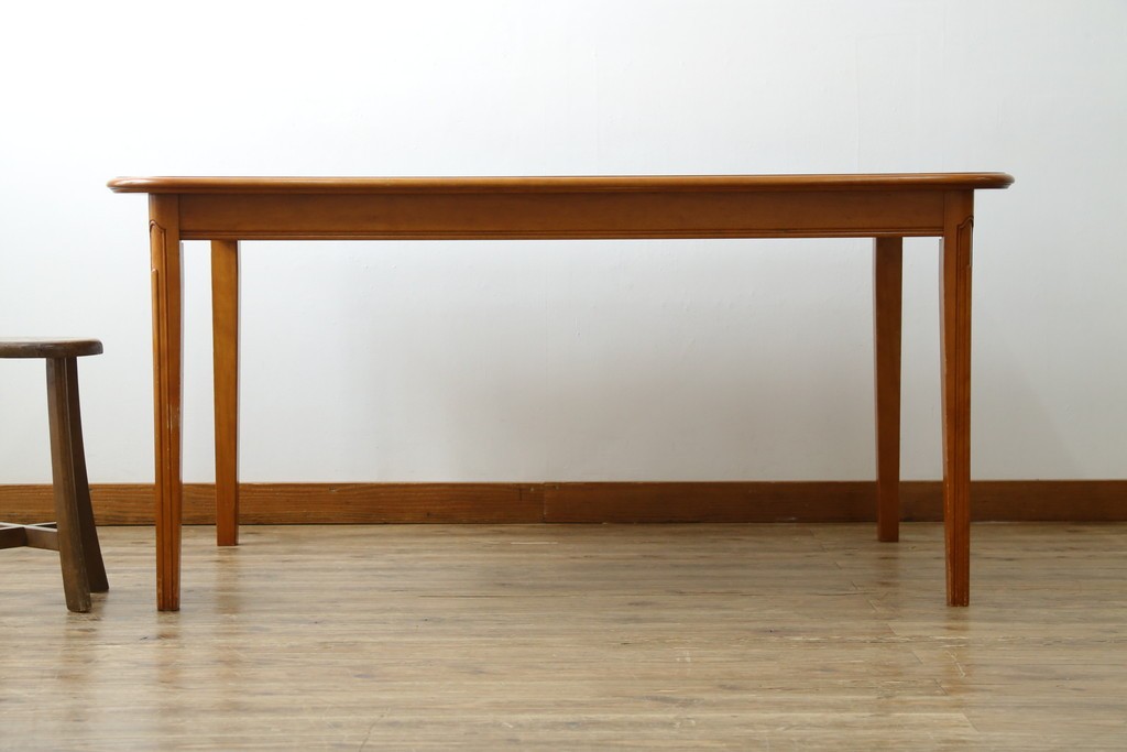中古　横浜クラシック家具　ダニエル(Daniel)　Etranger(エトランゼ)　E-302　丸みを帯びた天板やすっきりとした脚のデザインが上品なエトランジェテーブル　(R-088142)