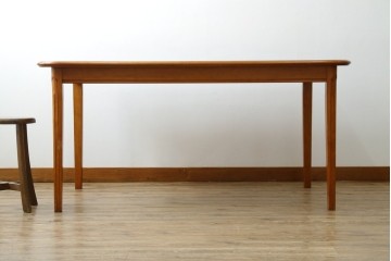 中古　横浜クラシック家具　ダニエル(Daniel)　Etranger(エトランゼ)　E-302　丸みを帯びた天板やすっきりとした脚のデザインが上品なエトランジェテーブル　(R-088142)