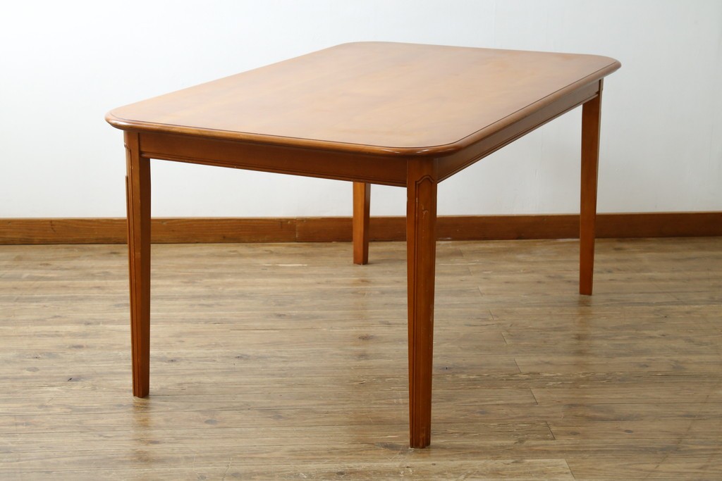 中古　横浜クラシック家具　ダニエル(Daniel)　Etranger(エトランゼ)　E-302　丸みを帯びた天板やすっきりとした脚のデザインが上品なエトランジェテーブル　(R-088142)