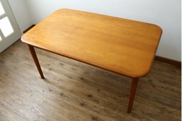 中古　横浜クラシック家具　ダニエル(Daniel)　Etranger(エトランゼ)　E-302　丸みを帯びた天板やすっきりとした脚のデザインが上品なエトランジェテーブル　(R-088142)