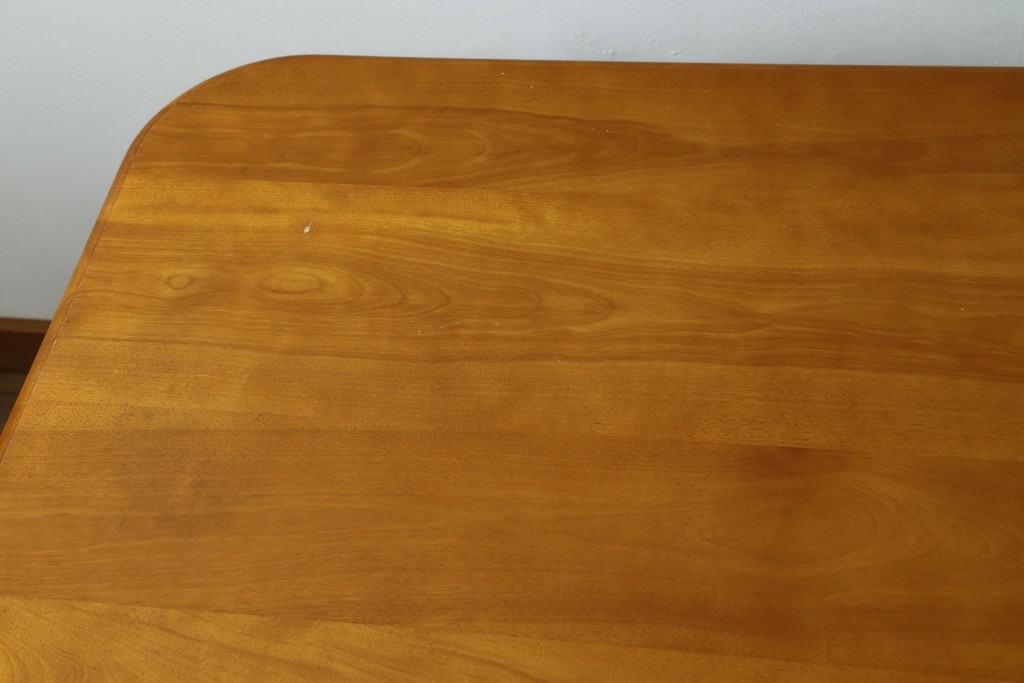 中古　横浜クラシック家具　ダニエル(Daniel)　Etranger(エトランゼ)　E-302　丸みを帯びた天板やすっきりとした脚のデザインが上品なエトランジェテーブル　(R-088142)