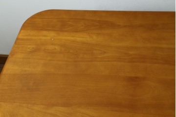 中古　横浜クラシック家具　ダニエル(Daniel)　Etranger(エトランゼ)　E-302　丸みを帯びた天板やすっきりとした脚のデザインが上品なエトランジェテーブル　(R-088142)