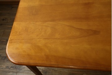 中古　横浜クラシック家具　ダニエル(Daniel)　Etranger(エトランゼ)　E-302　丸みを帯びた天板やすっきりとした脚のデザインが上品なエトランジェテーブル　(R-088142)