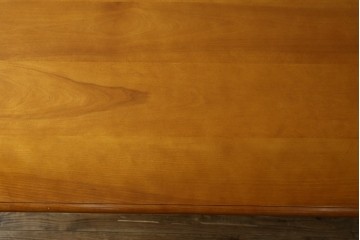 中古　横浜クラシック家具　ダニエル(Daniel)　Etranger(エトランゼ)　E-302　丸みを帯びた天板やすっきりとした脚のデザインが上品なエトランジェテーブル　(R-088142)