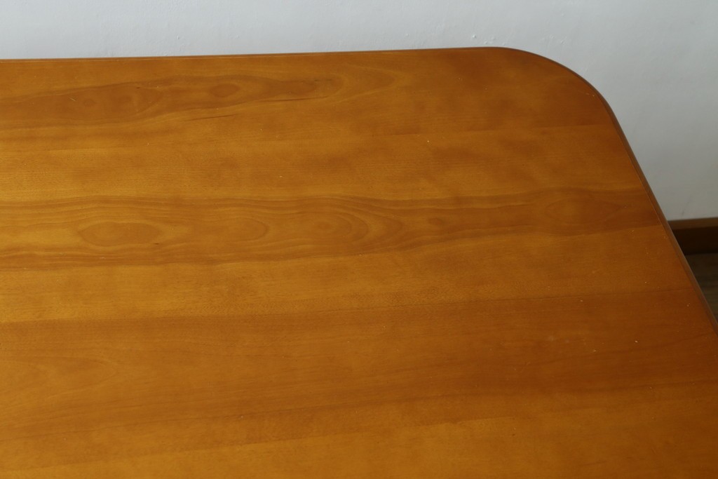 中古　横浜クラシック家具　ダニエル(Daniel)　Etranger(エトランゼ)　E-302　丸みを帯びた天板やすっきりとした脚のデザインが上品なエトランジェテーブル　(R-088142)