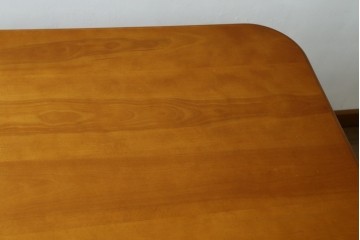 中古　横浜クラシック家具　ダニエル(Daniel)　Etranger(エトランゼ)　E-302　丸みを帯びた天板やすっきりとした脚のデザインが上品なエトランジェテーブル　(R-088142)